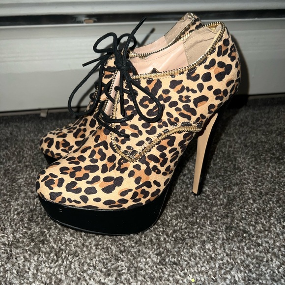 Women’s heels with laces. - Picture 1 of 3